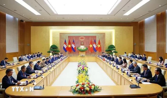  Toàn cảnh cuộc hội đàm giữa Thủ tướng Lê Minh Hưng và Thủ tướng Hun Manet. Hai Thủ tướng cũng tiến hành hội đàm trên nhiều lĩnh vực, bao gồm hợp tác quốc phòng-an ninh tiếp tục là trụ cột, ngày càng chặt chẽ và thực chất. Ngoài cơ chế hợp tác song phương, hai nước cũng phối hợp chặt chẽ với nhau tại các diễn đàn quốc tế, khu vực và tiểu vùng. Các lĩnh vực hợp tác khác về giáo dục-đào tạo, giao thông-vận tải, văn hóa, y tế, viễn thông... cũng được quan tâm đẩy mạnh. 