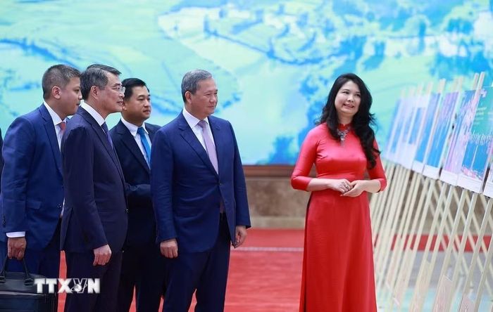  Cùng ngày, Thủ tướng Lê Minh Hưng và Thủ tướng Vương quốc Campuchia Hun Manet tham quan trưng bày ảnh về quan hệ hợp tác giữa hai nước do Thông tấn xã Việt Nam thực hiện. 