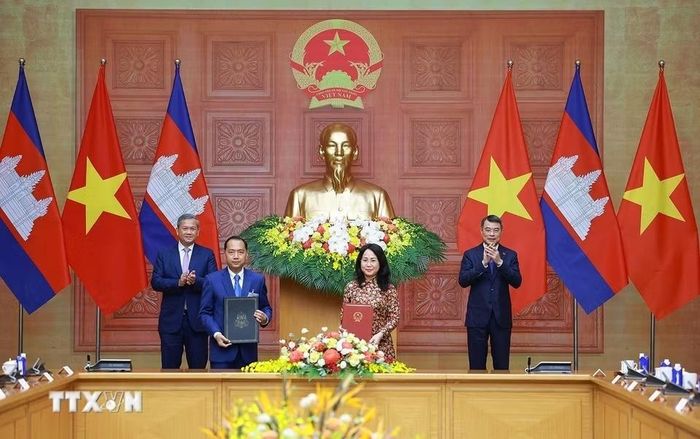  Sau cuộc hội đàm, Thủ tướng Lê Minh Hưng và Thủ tướng Vương quốc Campuchia Hun Manet chứng kiến trao Kế hoạch hợp tác giữa Bộ Văn hóa, Thể thao và Du lịch với Bộ Thông tin Campuchia về hợp tác trong lĩnh vực thông tin giai đoạn 2026-2030.