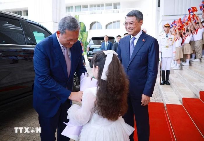  Trong không khí thân tình, hữu nghị, Thủ tướng Lê Minh Hưng nồng nhiệt chào đón Thủ tướng Hun Manet dẫn đầu Đoàn đại biểu cấp cao Vương quốc Campuchia thăm chính thức Việt Nam. Đại diện thiếu nhi Thủ đô Hà Nội kính tặng Thủ tướng Hun Manet bó hoa tươi thắm. 