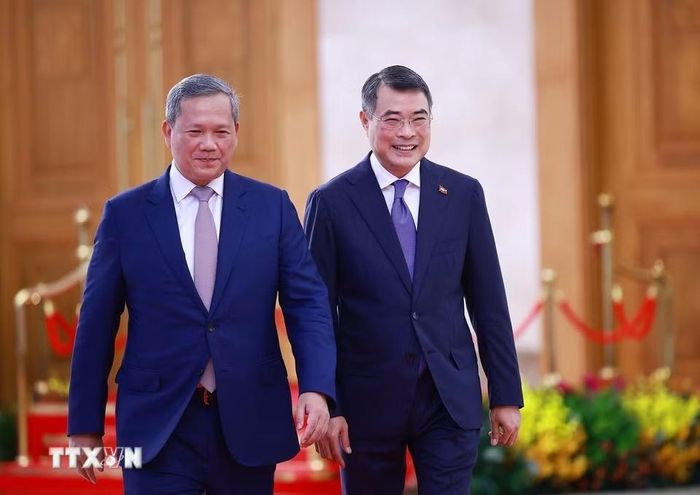  Tiếp đó, hai nhà lãnh đạo giới thiệu thành phần Đoàn cấp cao hai nước tham dự lễ đón. Tham gia Đoàn tháp tùng Thủ tướng Hun Manet có: Phó Thủ tướng, Bộ trưởng Ngoại giao và Hợp tác quốc tế Prak Sokhonn và Phu nhân; Bộ trưởng Nông nghiệp, Lâm nghiệp và Thủy sản Dith Tina; Bộ trưởng Thương mại Cham Nimul; Bộ trưởng Thông tin Neth Pheaktra; Bộ trưởng Du lịch Huot Hak; Bộ trưởng Công chính và Vận tải Peng Ponea; Bộ trưởng bên cạnh Thủ tướng, Tiến sĩ So Naro; Bộ trưởng bên cạnh Thủ tướng, ông Prak Sam Oeun; Đại sứ đặc mệnh toàn quyền Vương quốc Campuchia tại Việt Nam Touch Sopharath. 