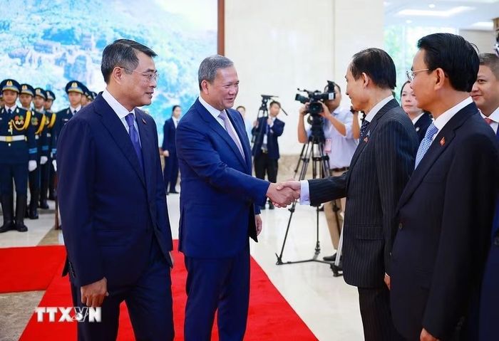  Tham dự Lễ đón có Ủy viên Bộ Chính trị, Bộ trưởng Bộ Ngoại giao Lê Hoài Trung; các Ủy viên Trung ương Đảng: Bộ trưởng, Chủ nhiệm Văn phòng Chính phủ Đặng Xuân Phong; Bộ trưởng Bộ Công Thương Lê Mạnh Hùng; Bộ trưởng Bộ Văn hóa, Thể thao và Du lịch Lâm Thị Phương Thanh; Thứ trưởng Bộ Quốc phòng Nguyễn Trường Thắng; Thứ trưởng Bộ Công an Lê Văn Tuyến. Cùng dự có : Phó Chủ nhiệm Văn phòng Chính phủ Đôn Tuấn Phong; Thứ trưởng Bộ Ngoại giao Ngô Lê Văn; Thứ trưởng Bộ Tài Chính Trần Quốc Phương; Thứ trưởng Bộ Xây dựng Lê Anh Tuấn; Thứ trưởng Bộ Nông nghiệp và Môi trường Võ Văn Hưng và Đại sứ Việt Nam tại Campuchia Nguyễn Minh Vũ. 
