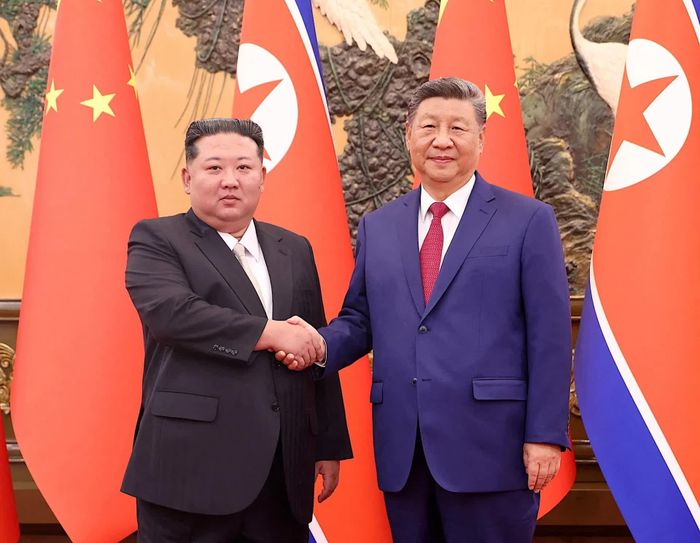 Chủ tịch Trung Quốc Tập Cận Bình và nhà lãnh đạo Triều Tiên Kim Jong Un bắt tay tại Đại lễ đường Nhân dân ở Bắc Kinh, Trung Quốc, hồi tháng 9/2025. Ảnh: China Daily.