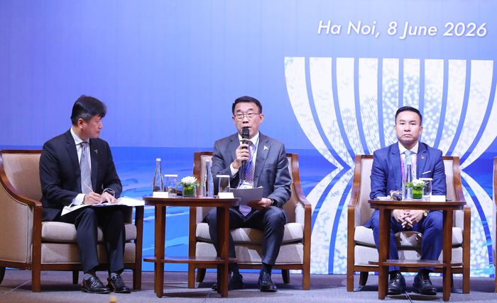 Ông Bounleua Phandanouvong, Trưởng Ban Đối ngoại Đảng Nhân dân Cách mạng Lào (LPRP) mở đầu phiên thảo luận đầu tiên. Ảnh: Trần Huấn.