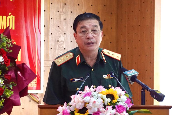  Thượng tướng Trương Thiên Tô, Ủy viên Trung ương Đảng, Phó Chủ nhiệm Tổng cục Chính trị Quân đội nhân dân Việt Nam phát biểu tại buổi lễ ra mắt sách sáng 8/6. Ảnh: Thụy An. 