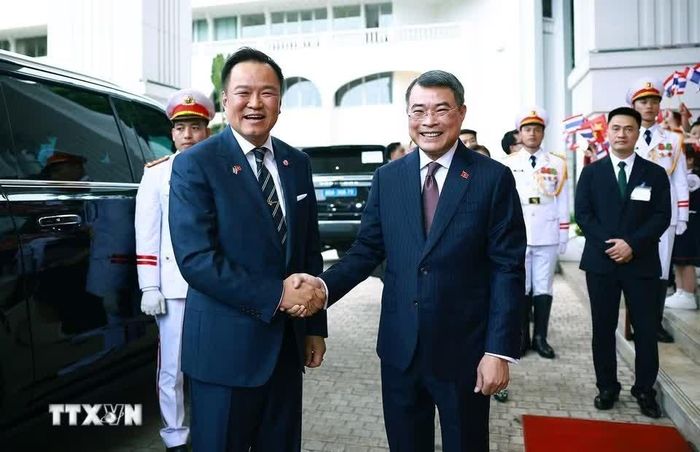 Nhận lời mời của Thủ tướng Chính phủ Lê Minh Hưng, Thủ tướng Vương quốc Thái Lan Anutin Charnvirakul đã tới Hà Nội, bắt đầu chuyến thăm chính thức Việt Nam và tham dự Diễn đàn Tương lai ASEAN lần thứ ba diễn ra từ ngày 8-9/6/2026. Ảnh: TTXVN.