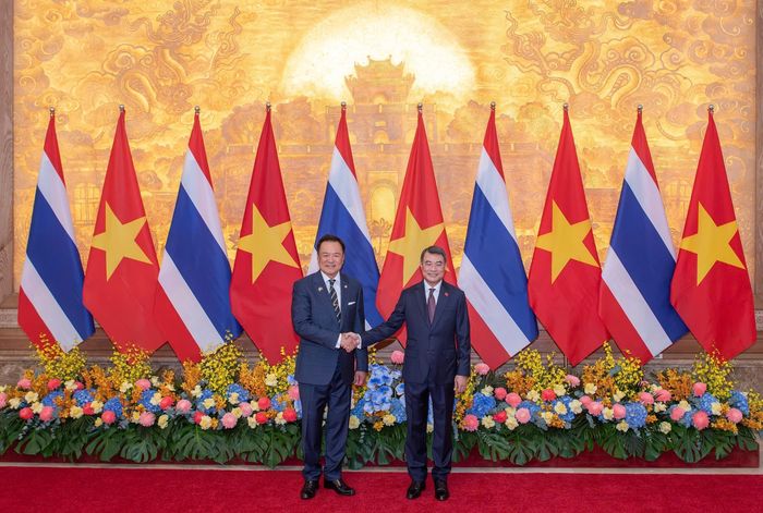 Thủ tướng Lê Minh Hưng và Thủ tướng Anutin Charnvirakul chụp ảnh chung trước hội đàm. Việc Thủ tướng Thái Lan trực tiếp tham dự Diễn đàn Tương lai ASEAN cũng cho thấy sự ủng hộ mạnh mẽ của Bangkok đối với các sáng kiến thúc đẩy xây dựng Cộng đồng ASEAN đoàn kết, tự cường, tăng cường đối thoại và hợp tác nhằm ứng phó hiệu quả với những thách thức đang đặt ra đối với khu vực. Ảnh: Việt Linh.