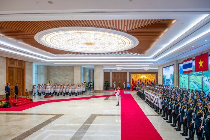 Trong tiếng nhạc chào mừng, hai Thủ tướng bước lên bục danh dự. Sau nghi thức chào cờ và cử Quốc thiều hai nước, Thủ tướng Lê Minh Hưng và Thủ tướng Anutin Charnvirakul thực hiện nghi thức duyệt Đội Danh dự Quân đội nhân dân Việt Nam, đồng thời giới thiệu thành phần đoàn đại biểu cấp cao tham dự lễ đón. Ảnh: Việt Linh.