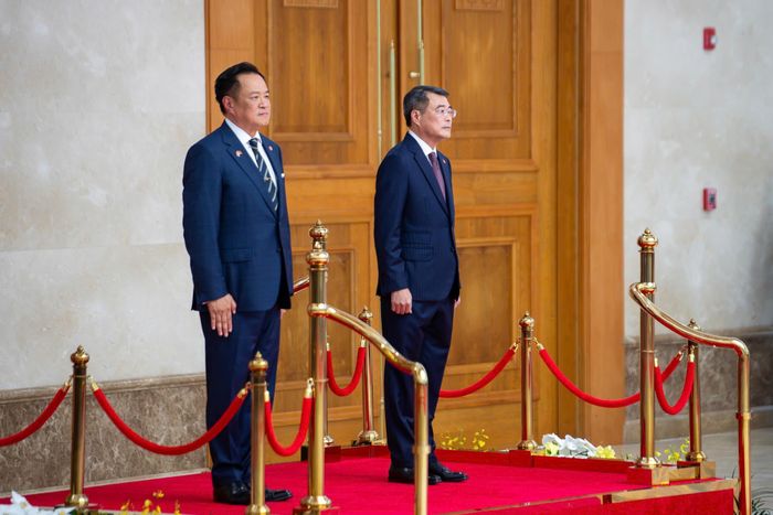 Chuyến thăm của Thủ tướng Anutin Charnvirakul diễn ra ngay sau chuyến thăm chính thức Thái Lan của Tổng Bí thư, Chủ tịch nước Tô Lâm cuối tháng 5/2026, đồng thời vào thời điểm hai nước hướng tới kỷ niệm 50 năm thiết lập quan hệ ngoại giao (6/8/1976 - 6/8/2026). Đây là minh chứng cho sự coi trọng và tin cậy chính trị giữa lãnh đạo hai nước, cũng như quyết tâm tiếp tục đưa quan hệ Đối tác chiến lược toàn diện Việt Nam - Thái Lan phát triển sâu rộng, hiệu quả hơn. Ảnh: Việt Linh.