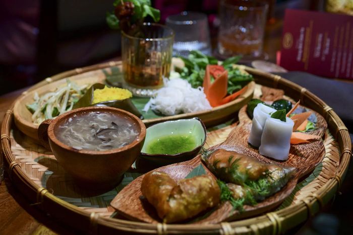  Các món ăn bày biện trên mẹt tre, mang ra đầu chương trình để người xem cùng lúc tai nghe, mắt nhìn, miệng nếm. Khai vị gồm súp gà tuyết nhĩ nấm đông cô, nem rán, ngư ẩn thì là sốt tam vị, phở cuốn nấm thịt nướng và bò nướng lá lốt. Ở món chính, câu chuyện ẩm thực được kể rõ nét hơn qua cơm gà Hội An và bún chả Hà Nội. Set menu đủ no cho một người, nổi bật nhất là cơm gà Hội An với cơm dẻo, gà mềm ngọt. Các món còn lại chưa đủ đặc sắc, thiên mặn với những ai có khẩu vị nhạt đến vừa, cần gia giảm gia vị để phù hợp số đông. 