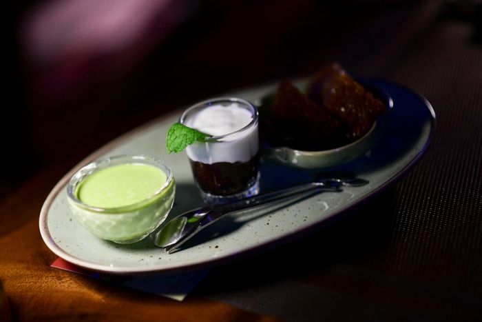  Set tráng miệng có khẩu phần vừa đủ kết lại toàn bộ bữa ăn, gồm pudding matcha, sữa chua nếp cẩm và bánh bò thốt nốt (An Giang). Thứ tự các món đi theo từng tầng vị, mở đầu bằng vị béo, trung hòa bằng vị chua và để lại dư vị bằng độ ngọt nhẹ. 