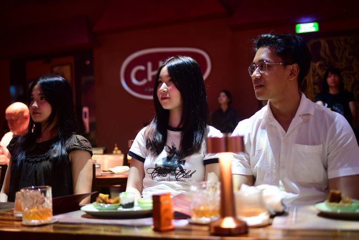  Dinner show nhanh chóng thu hút sự chú ý từ Gen Z, điển hình là Quốc Hưng (đến từ Đà Nẵng). Anh cùng 2 người bạn quyết định đến TP.HCM du lịch và thưởng thức chương trình. Hưng chia sẻ: "Chúng tôi rất tò mò về nhạc cụ dân tộc. Lần đầu cả nhóm được xem biểu diễn trực tiếp, cảm giác mãn nhãn và tự hào về văn hóa Việt Nam. Chúng tôi như ngồi cùng nhau trên một chuyến xe để du lịch khắp 3 miền. Mỗi miền có điểm chạm là ẩm thực bản địa. Tuy nhiên, đoạn đầu có một số bài chậm nhịp liền kề, dễ chùng cảm xúc". 