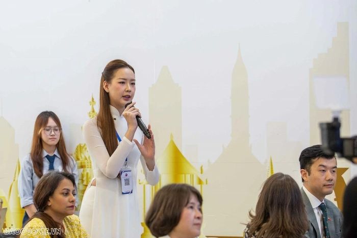Đại biểu thanh niên đặt câu hỏi cho các diễn giả tại buổi đối thoại. Ảnh: Anh Tuấn/Báo Thế giới&Việt Nam.