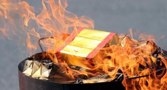  Hóa vàng mã cho người đã khuất là một niềm tin tâm linh của người Việt. Ảnh: Nation Thailand.