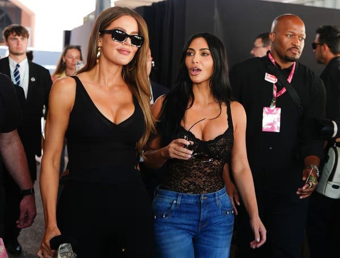  Kim Kardashian đi cùng với em gái Khloe Kardashian. Ảnh: PA. 