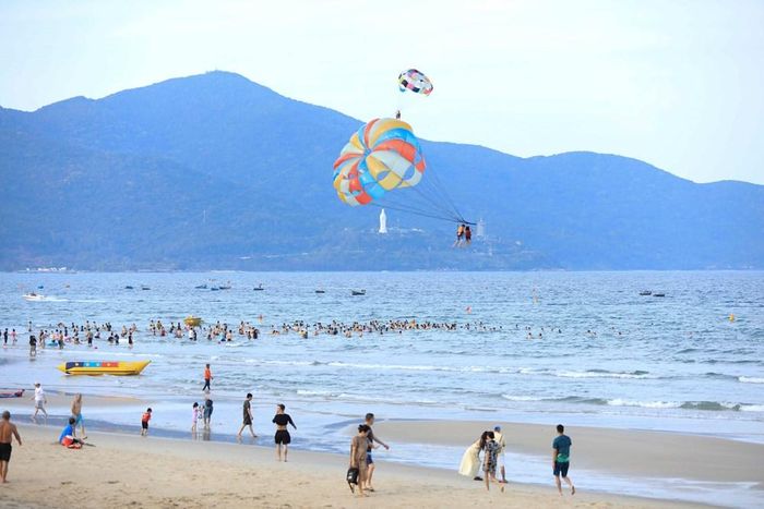 Du khách vui chơi trên biển Đà Nẵng
