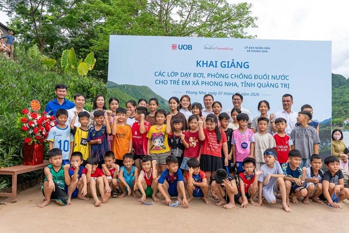 Niềm vui của các em học sinh Phong Nha khi tham gia lớp học bơi