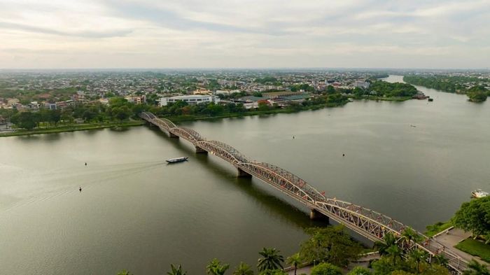 Sông Hương là trục cảnh quan đặc biệt của Huế, được giữ gìn và bảo vệ suốt hàng thập kỉ qua