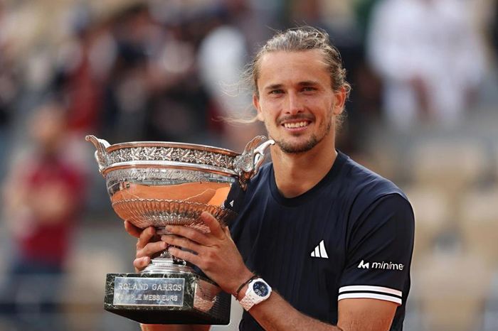 Zverev hạnh phúc nâng cao chiếc cúp vô địch Roland Garros 2026