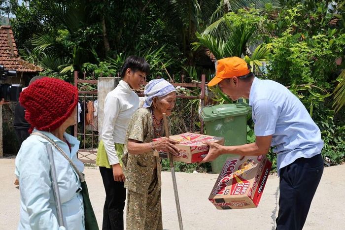 Anh Nguyễn Quang Thế thường xuyên vận động các nhà hảo tâm chung tay hỗ trợ đồng bào miền núi Sơn Tây