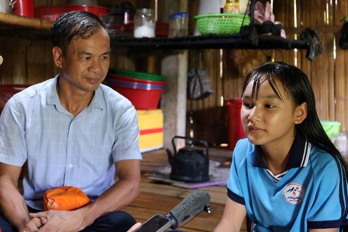 Những suất học bổng được trao tận tay học sinh nghèo, tiếp thêm động lực để các em vững bước đến trường