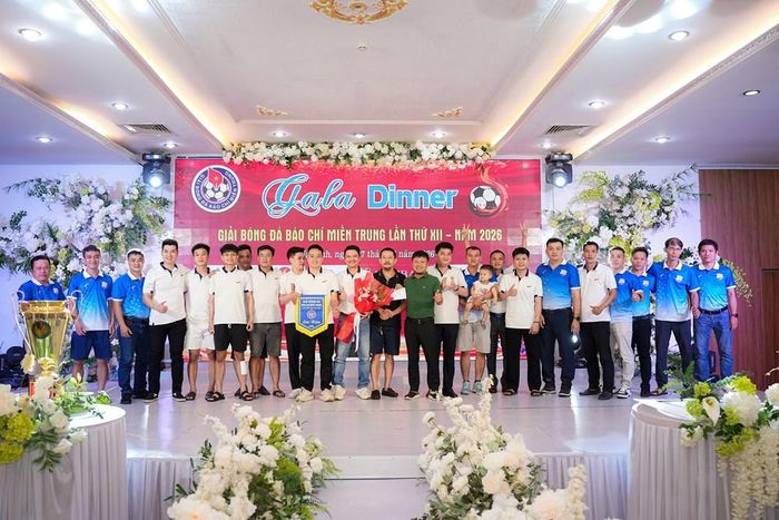 BTC tặng hoa, cờ lưu niệm và giải Năm cho FC Báo chí Huế