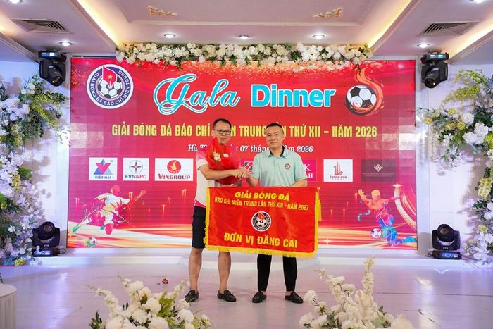 Nhà báo Minh Thùy - Trưởng BTC giải, tặng cờ và hoa cho đại diện RClub Nghệ An - đơn vị sẽ đăng cai cho Giải bóng đá Báo chí miền Trung lần thứ XIII