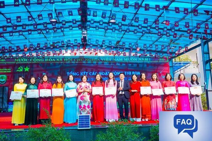 Khen thưởng 12 thầy cô giáo đạt giờ dạy giỏi cao nhất, đại diện cho 12 môn lên nhận giấy khen từ nhà trường trong hội thi thao giảng chào mừng ngày nhà giáo Việt Nam