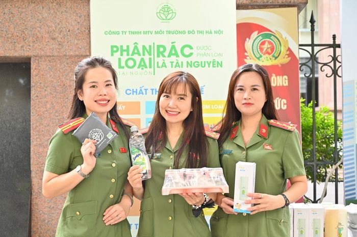 Niềm vui của người tham gia khi đổi được quà từ số rác thải mang đến chương trình