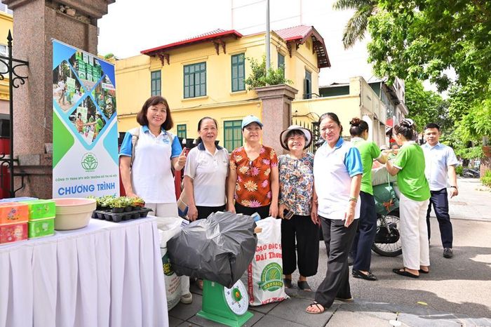 Người dân đem theo các túi giấy, bìa carton cũ đến