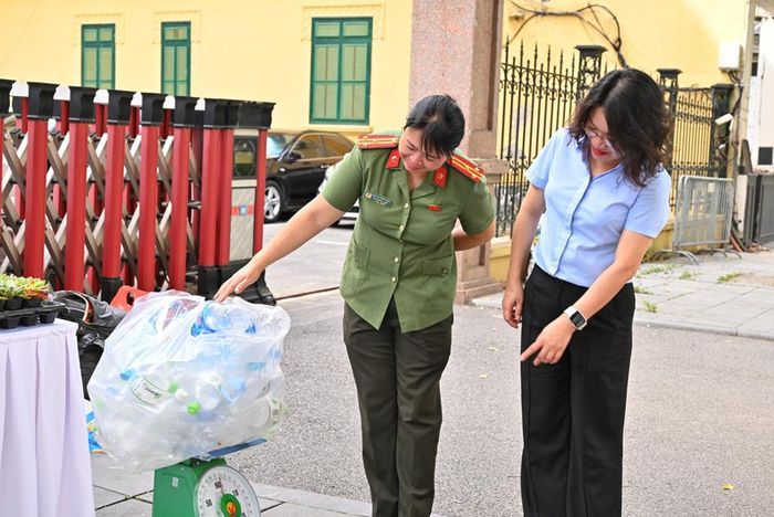 Tiến hành cân trọng lượng các túi rác tái chế