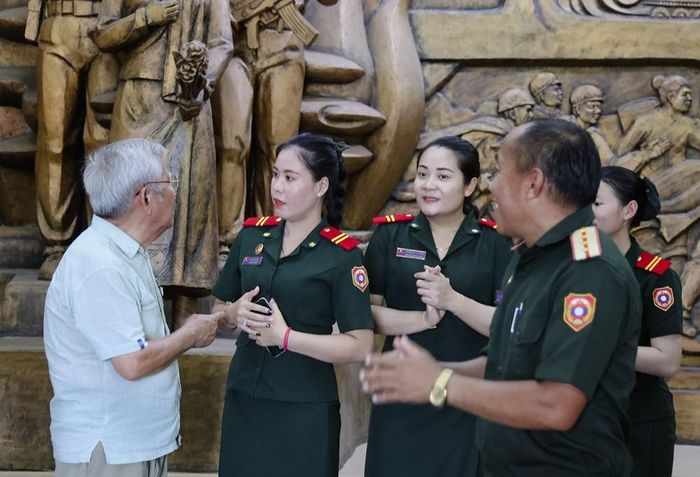 Nhạc sĩ Douangmixay Likayya nói chuyện cùng cán bộ, chiến sĩ Lào