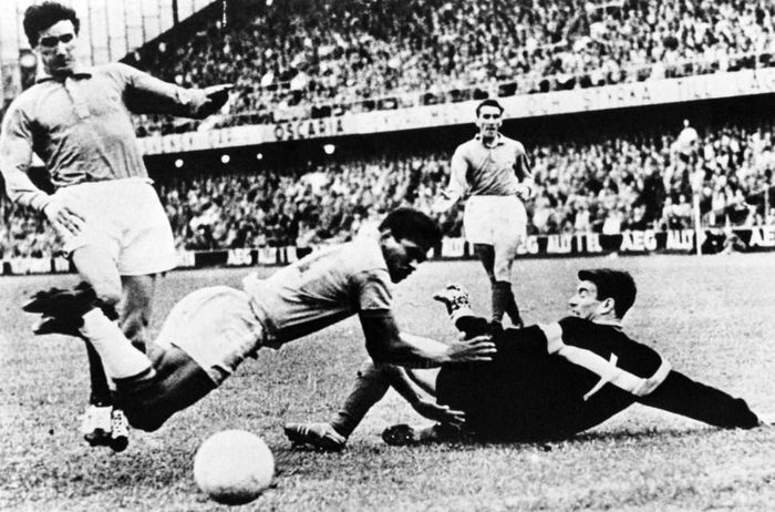 Tiền đạo Brazil Garrincha (giữa) va chạm với thủ môn Claude Abbes của Pháp, trong khi hậu vệ Raymond Kaelbel theo dõi tình huống ở trận bán kết World Cup 1958 tại Stockholm ngày 24.6. Brazil thắng Pháp 5-2 để giành quyền vào chung kết. Ảnh: AFP