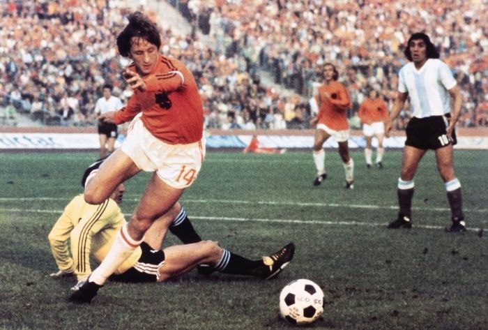 Johan Cruyff rê bóng qua thủ môn Daniel Carnevali trước khi ghi bàn trong trận Hà Lan thắng Argentina 4-0 ở vòng bảng thứ hai World Cup 1974 tại Gelsenkirchen, Đức ngày 26.6.1974. Cruyff lập cú đúp trong trận đấu này. Ảnh: AFP