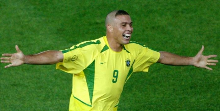 Cầu thủ Ronaldo Nazario của đội tuyển Brazil ăn mừng sau khi ghi bàn thắng thứ hai vào lưới đội tuyển Đức trong trận chung kết World Cup tại sân vận động Nissan ở thành phố Yokohama, tỉnh Kanagawa, Nhật Bản tháng 6.2002. Ảnh: Reuters