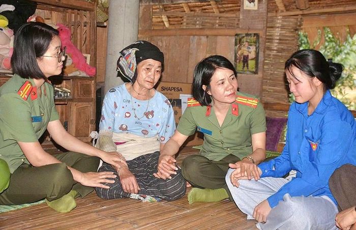 Chương trình “Mẹ đỡ đầu - kết nối yêu thương” mang đến sự sẻ chia, động viên đối với trẻ em có hoàn cảnh đặc biệt khó khăn trên địa bàn tỉnh. Ảnh: Công an Thanh Hóa