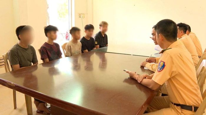Phòng Cảnh sát giao thông Công an tỉnh Thanh Hóa lập biên bản vi phạm hành chính và đề nghị ra quyết định xử phạt 81,5 triệu đồng đối với các thanh, thiếu niên và phụ huynh
