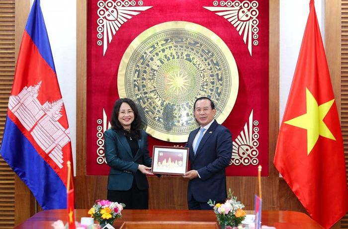 Bộ trưởng Hout Hak tặng quà lưu niệm cho Bộ trưởng Lâm Thị Phương Thanh