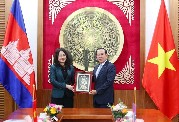 Bộ trưởng Lâm Thị Phương Thanh tặng quà lưu niệm cho Bộ trưởng Hout Hak