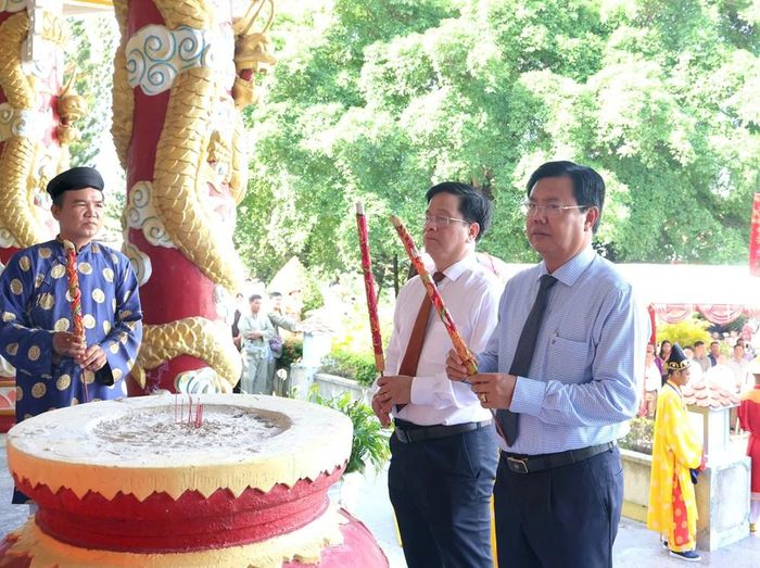 Ông Nguyễn Tiến Hải - Ủy viên BCH Trung ương Đảng, Bí thư Tỉnh ủy, Trưởng Đoàn Đại biểu Quốc hội khóa XVI tỉnh An Giang (bìa phải) và ông Hồ Văn Mừng - Ủy viên BCH Trung ương Đảng, Phó Bí thư Tỉnh ủy, Chủ tịch UBND tỉnh An Giang dâng hương