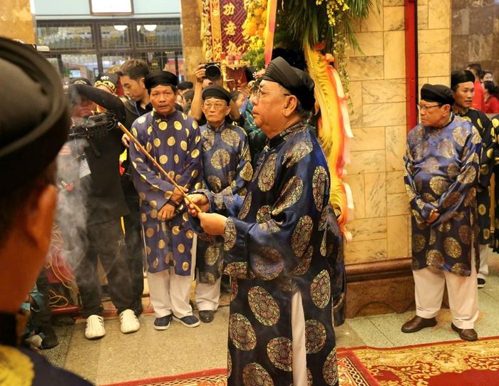 Ông Nguyễn Phúc Hoan - Trưởng Ban Quản trị Lăng miếu Núi Sam dâng hương