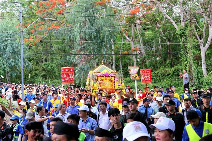 Dòng người tham gia lễ rước