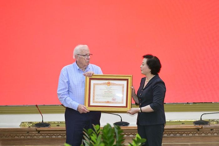 Phó Thủ tướng Phạm Thị Thanh Trà trao Bằng khen của Thủ tướng Chính phủ tặng cựu chiến binh Hoa Kỳ Robert Ambrose A.Connor nhằm ghi nhận sự tham gia, hỗ trợ công tác khai quật, tìm kiếm hài cốt liệt sĩ tại công viên Lê Thị Riêng