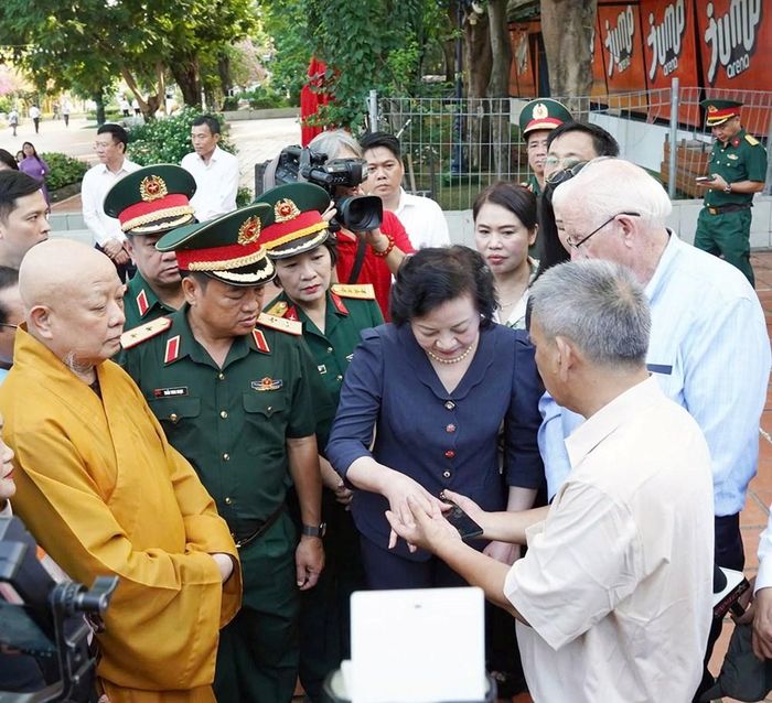 Phó Thủ tướng Phạm Thị Thanh Trà trực tiếp gặp gỡ cựu chiến binh Hoa Kỳ Robert Ambrose A.Connor (nhân chứng) cùng các nhân chứng vào sáng cùng ngày 8.6. Ảnh: T.Đạt