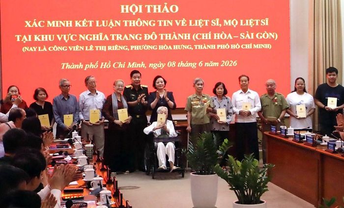 Phó Thủ tướng Phạm Thị Thanh Trà tặng quà tri ân các nhân chứng lịch sử và gia đình Biệt động Sài Gòn tại hội thảo