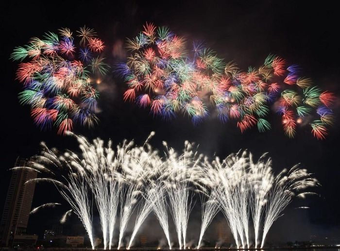 Những cây cọ biểu tượng của vùng Đất Tổ được đội Z121 Việt Nam vẽ lên bầu trời bằng ánh sáng và pháo hoa