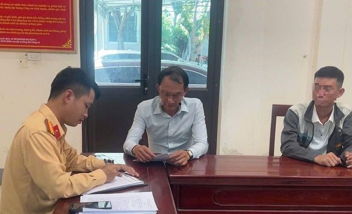 Đội CSGT số 5 làm việc với 2 người liên quan vụ việc là anh N.X.T. và anh N.Đ.S