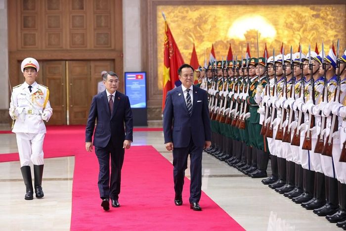 Thủ tướng Lê Minh Hưng và Thủ tướng Anutin Charnvirakul duyệt Đội Danh dự Quân đội nhân dân Việt Nam
