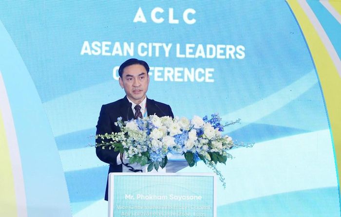 Phó Chủ tịch Ủy ban Chính quyền Thủ đô Viêng Chăn, Lào, Phokham Sayasone phát biểu