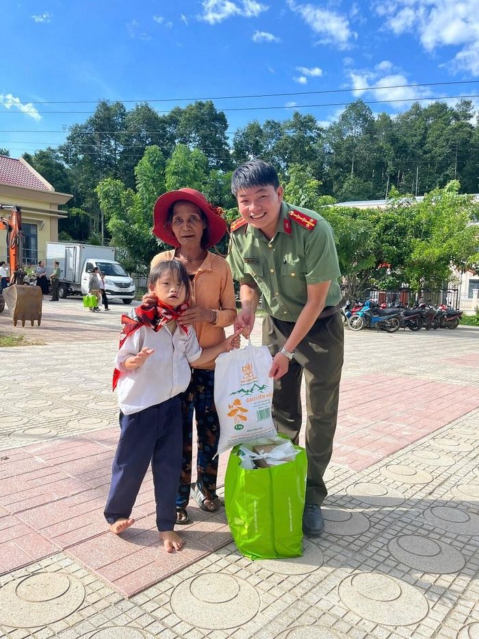 Niềm vui của người dân khi được nhận những phần quà ý nghĩa từ các đoàn viên thanh niên Công an tỉnh Khánh Hòa